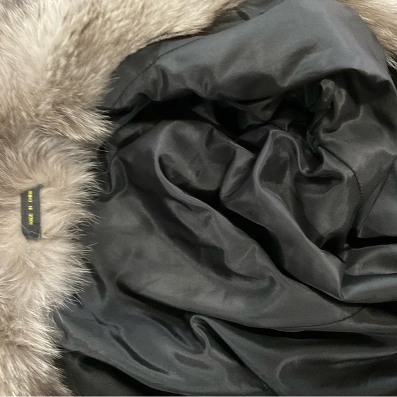 Beautiful mink coat with blue fox collar that runs down. Very warm, light, cozy - Picture 9 of 10